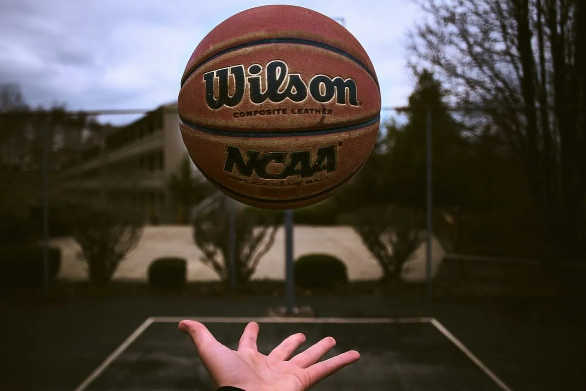 เกมบาสเกตบอล NCAA ถูกบิดเบือน! 4 นักกีฬาประกอบการหลอกพนัน