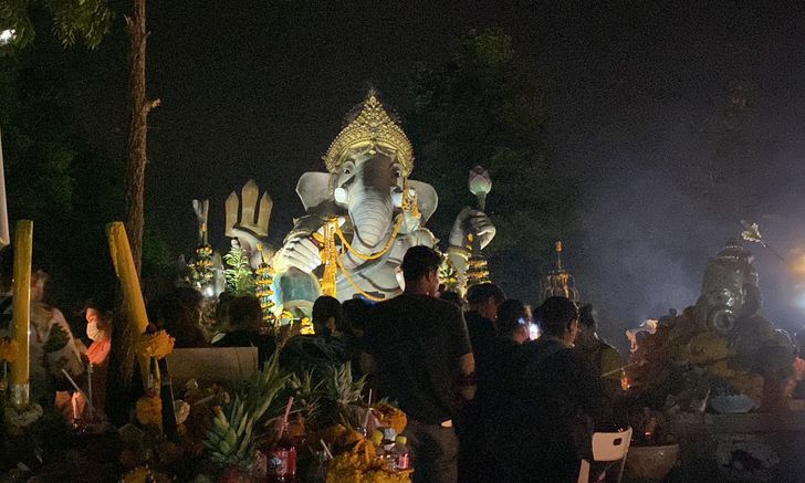ศรัทธาล้นหลาม “อุทยานพระพิฆเนศร้าง” ชลบุรี สายมู-คอหวย มาแน่น แม้เป็นตอนกลางคืน