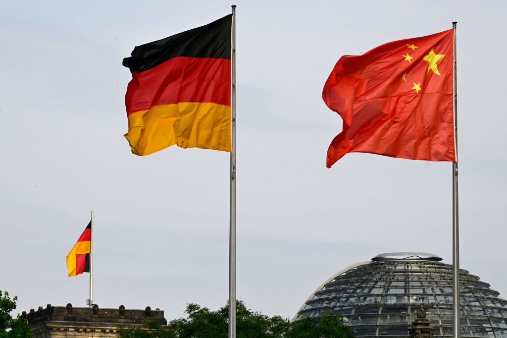 ประเทศเยอรมนีจับกุมบุคคลสามคนที่ถูกสงสัยว่าสอดแนมให้กับจีน