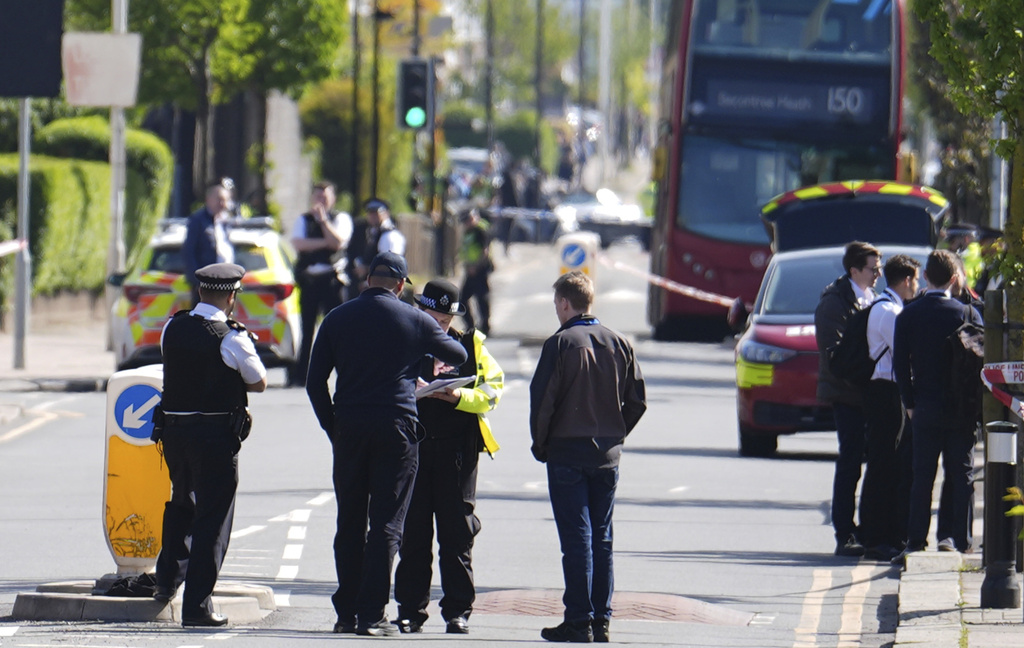 ชายคนหนึ่งถือดาบฆ่าเด็กชายอายุ 14 ปีและบาดเจ็บอีก 4 คนในลอนดอน