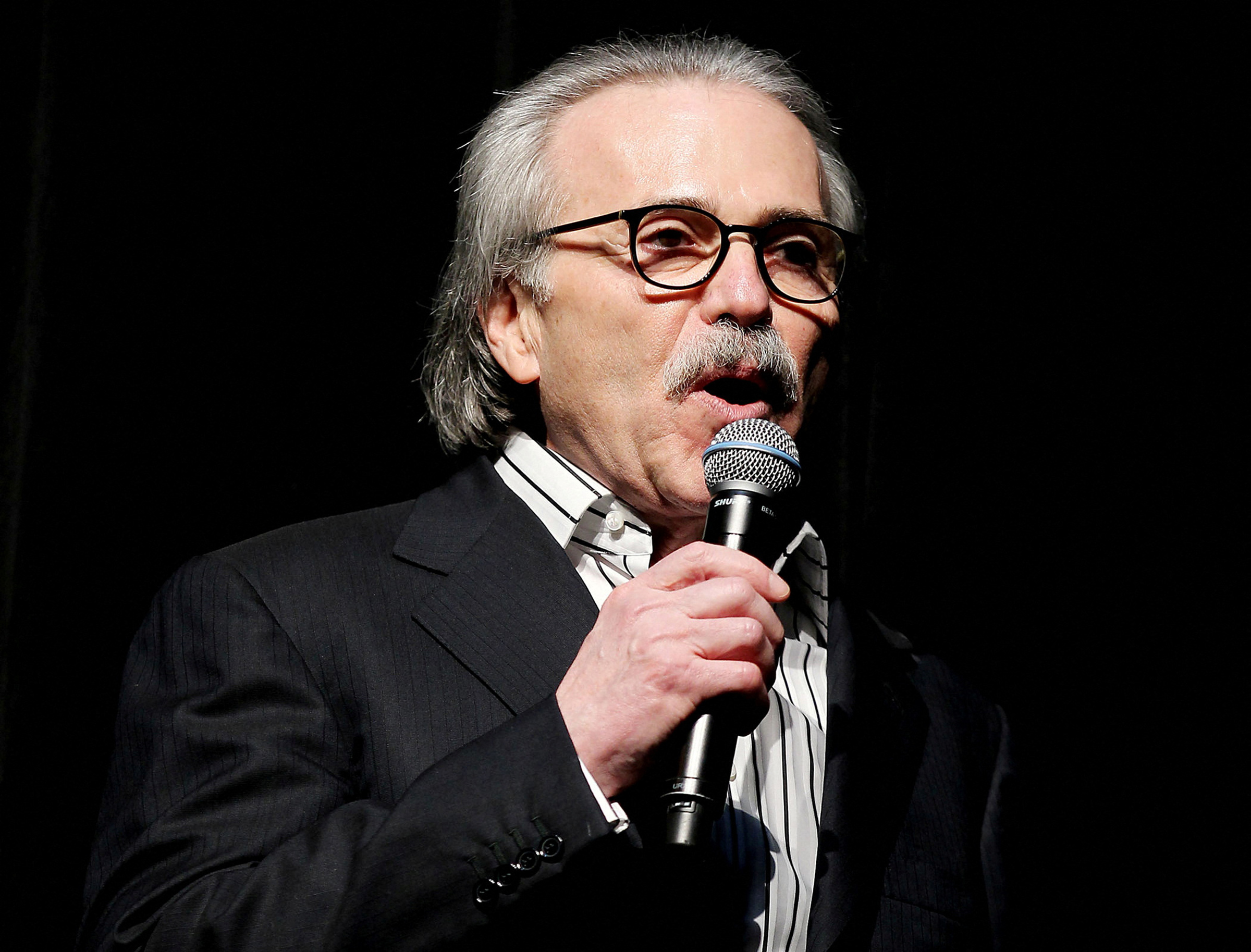 คนชื่อ David Pecker ผู้เป็นพยานคนแรกในการพิจารณาคดีการจ่ายเงินเงียบของทรัมป์?