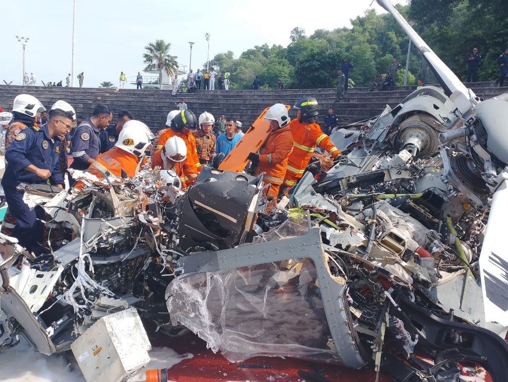 กองทัพเรือมาเลเซีย เฮลิคอปเตอร์ทัพเรือชนกันขณะฝึกบิน ทําให้ลูกเรือทั้ง 10 นายเสียชีวิต