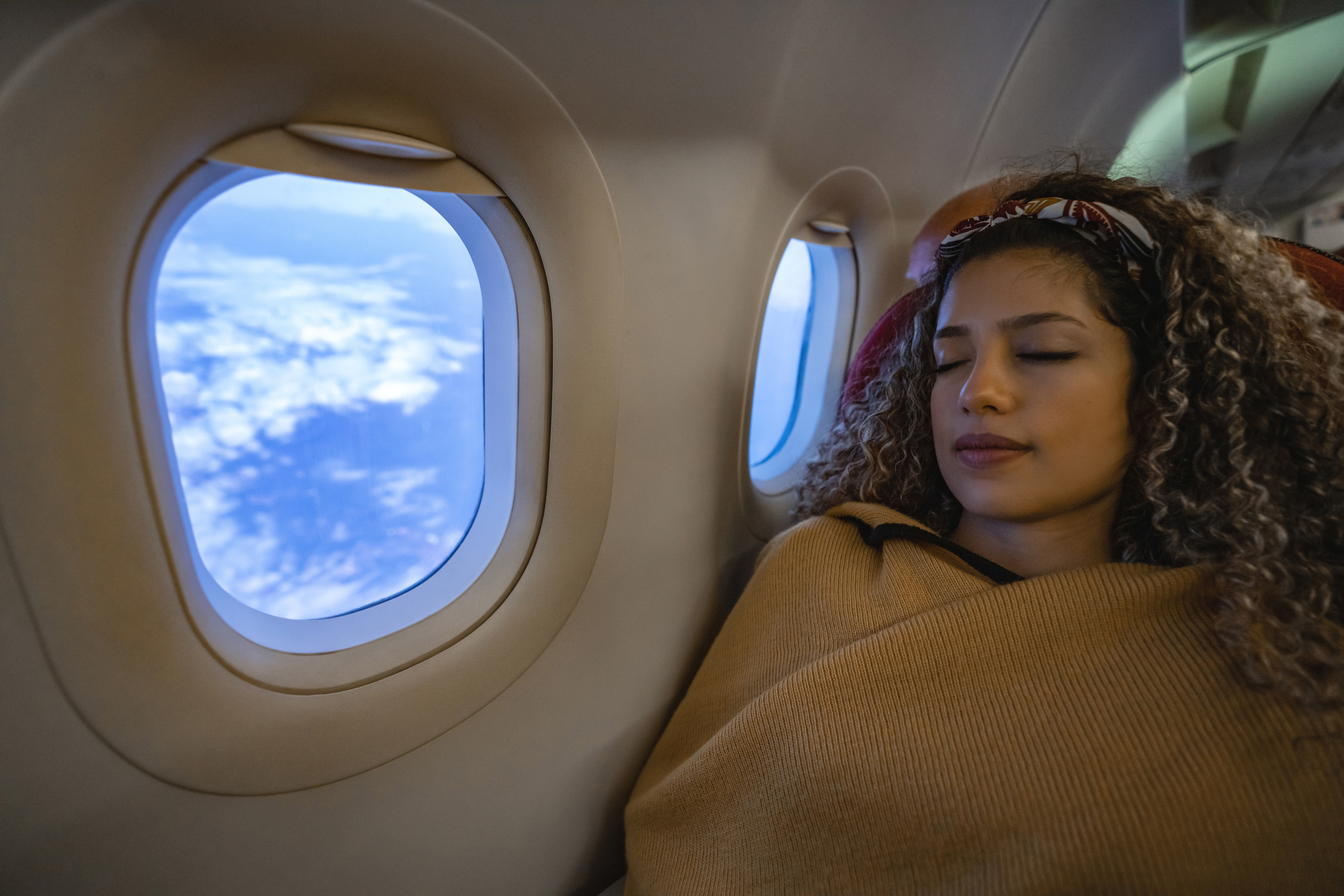 หญิงที่เดินทางด้วยเครื่องบินและนอนหลับ