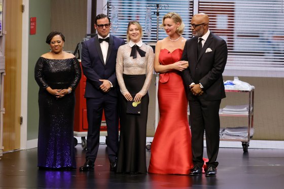 สมาชิกนักแสดงจาก grey's anatomy คือ chandra wilson, justin chambers, ellen pompeo, katherine heigl และ james pickens พูดบนเวทีระหว่างงาน Emmy Awards ครั้งที่ 75 เมื่อวันที่ 15 มกราคม 2024.