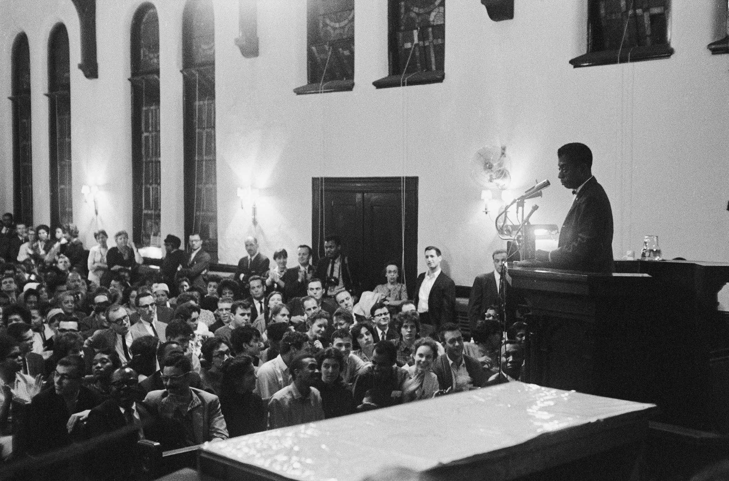 James Baldwin ในอพาร์ตเมนต์ของเขาที่ New York เมื่อวันที่ 30 มกราคม 1963
