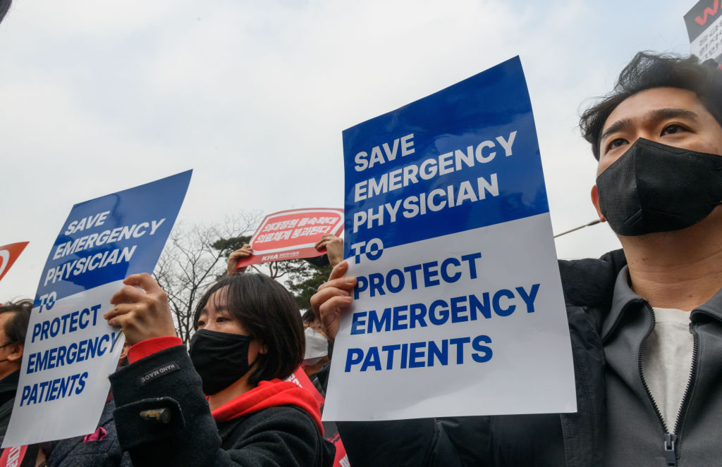 นักแพทย์เกาหลีใต้ถือป้ายประท้วงระหว่างการประท้วง