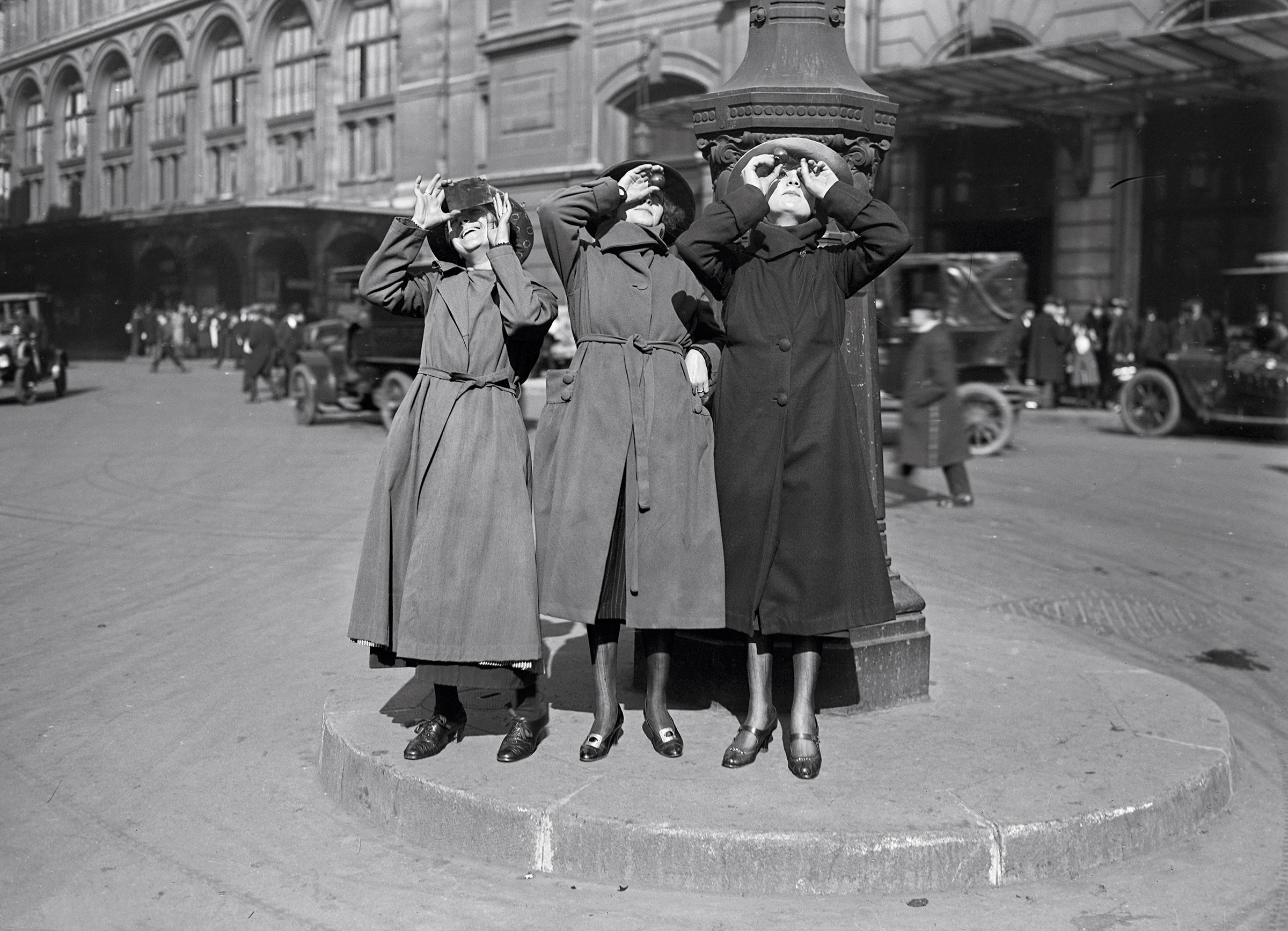 Women observing the Solar eclipse of April 8, 1921 in Paris (France).