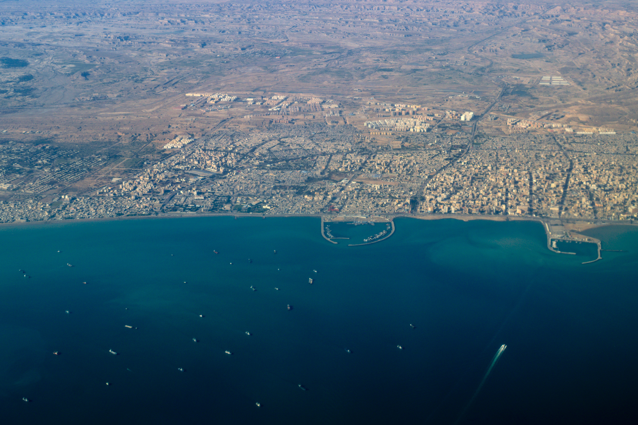 มุมมองทางอากาศของเมืองท่าใหญ่ของอิหร่าน Bandar Abbas ที่ตั้งอยู่บนอ่าวเปอร์เซีย มีท่าเรือหลายแห่งและการจราจรเรือ ช่องแคบฮอร์มุซ อิหร่าน