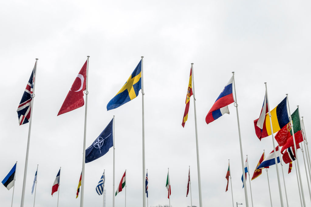 ธงของ NATO ลอยพร้อมกับธงของประเทศสมาชิก NATO บริเวณหน้าสํานักงานใหญ่ NATO ในกรุงบรัสเซลส์ เบลเยียม เมื่อวันที่ 11 มีนาคม 2024