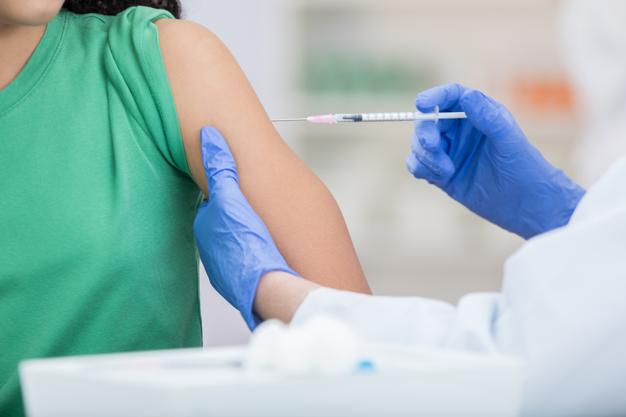 หญิงวัยรุ่นคนหนึ่งได้รับวัคซีนไข้หวัด