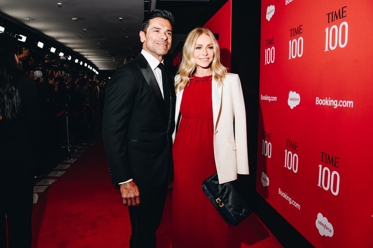 Uma Thurman greets Julienne Lusenge at the TIME 100 Gala