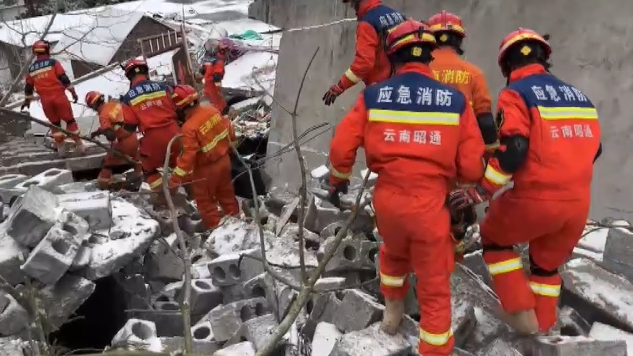 一張來自中國國家消防救援局的視頻截圖顯示,在中國雲南省發生山體滑坡後,搜救工作正在進行。