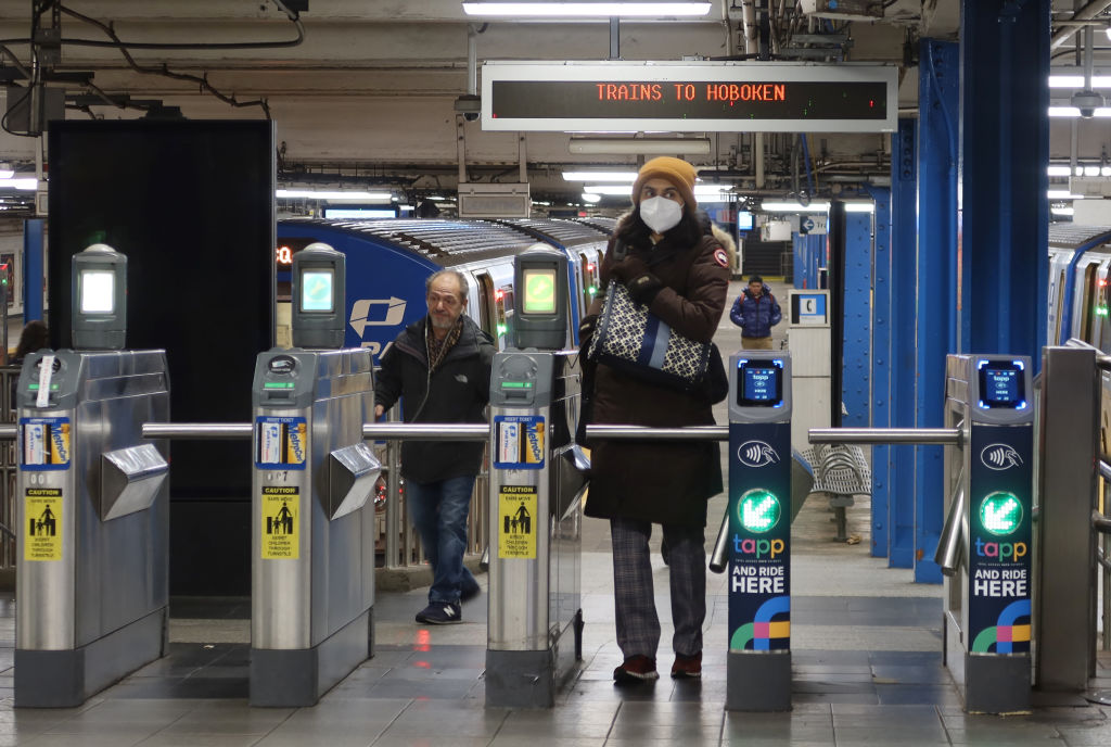 一名女性在地鐵站戴著口罩。