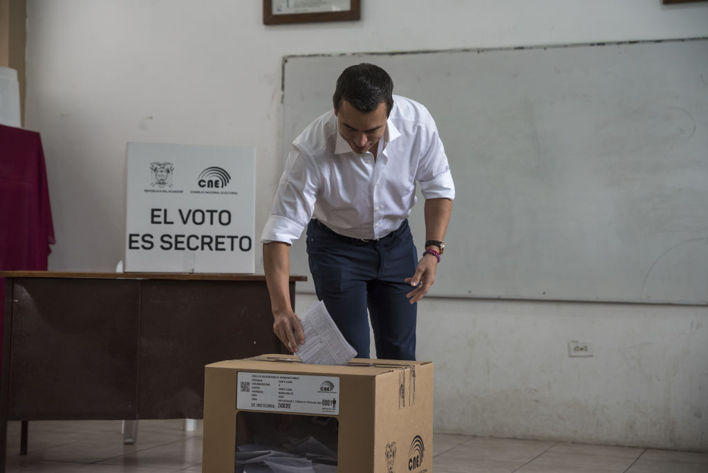 厄瓜多總統Daniel Noboa,於2024年4月21日在厄瓜多聖埃倫娜省Olon的一個投票站投票時。