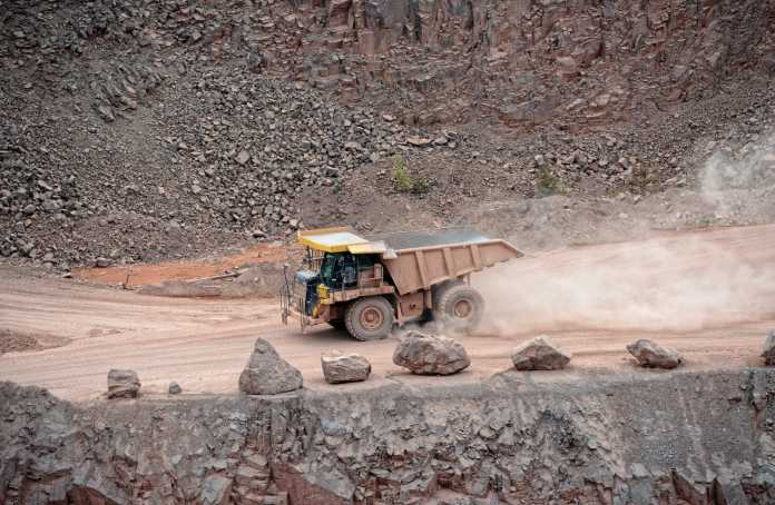 礦業59號大型卡車在露天礦場開採行駛 採礦業 t20 b8Q3PB @f51c FREEGOLD 在黃金高峰交匯出72.3米含2.3克/噸黃金