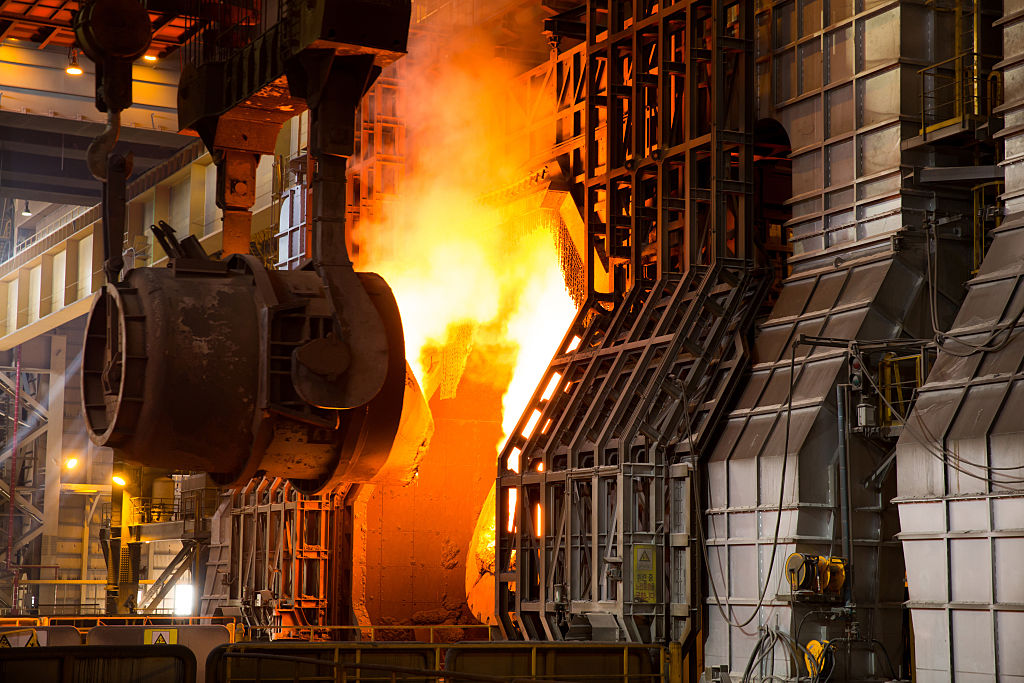 將熱金屬移動到基本氧爐中製造鋼鐵。