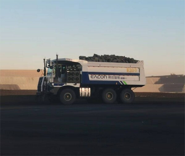 戈壁沙漠2号煤矿混合动力卡车作业场景