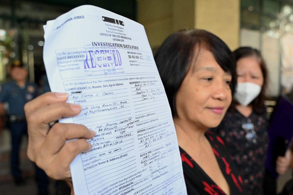 菲律賓立法委員France Castro在菲律賓檢察官辦公室提交刑事申訴後展示文件,日期為2023年10月24日,針對杜特爾特在電視採訪中做出的惡意威脅。