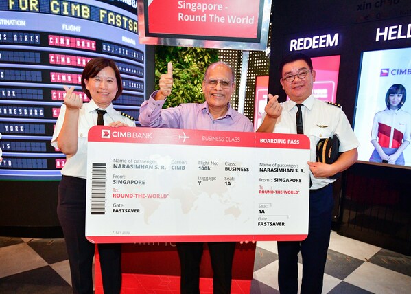 (Từ trái sang phải) Bà Merlyn Tsai (CIMB Singapore), Ông Narasimhan S. R và Ông Victor Lee (CIMB Singapore)