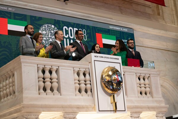 COP28指定主席苏丹·阿勒贾贝尔博士在纽约证券交易所开市敲钟