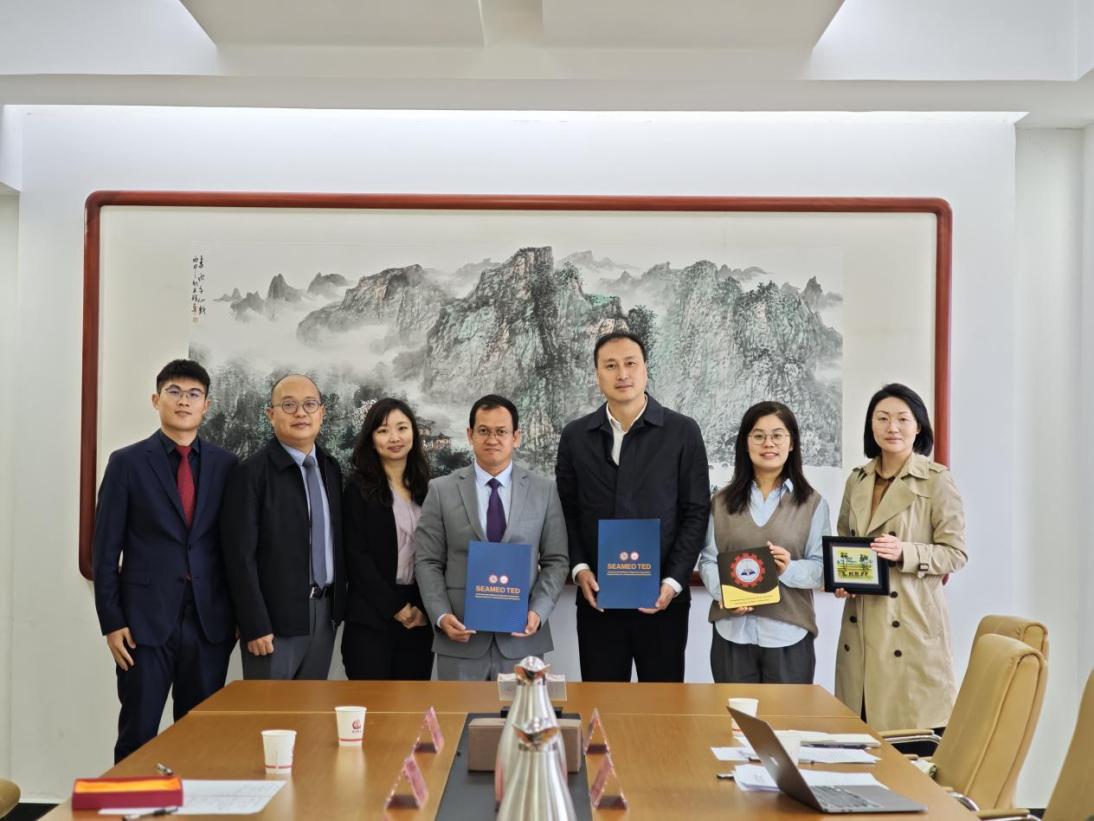 Signing an MoU with the Guizhou Education Association for International Exchange Signing an MoU with the Guizhou Education Association for International Exchange