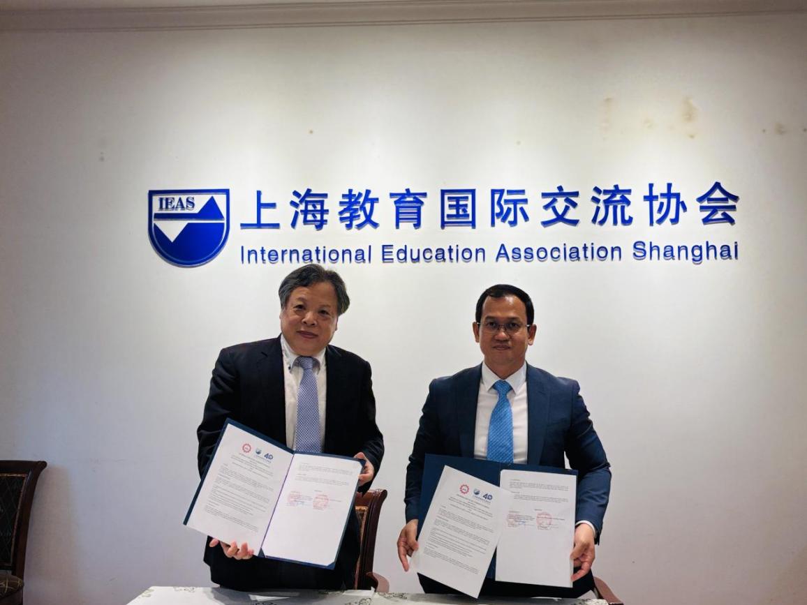 Signing an MoU with the International Education Association Shanghai Signing an MoU with the International Education Association Shanghai