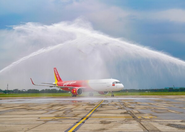 越捷航空的全新A321neo ACF飛機抵達新山一國際機場時受到水炮迎接。
