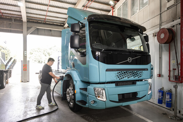 Volvo Trucks FE-E Charging