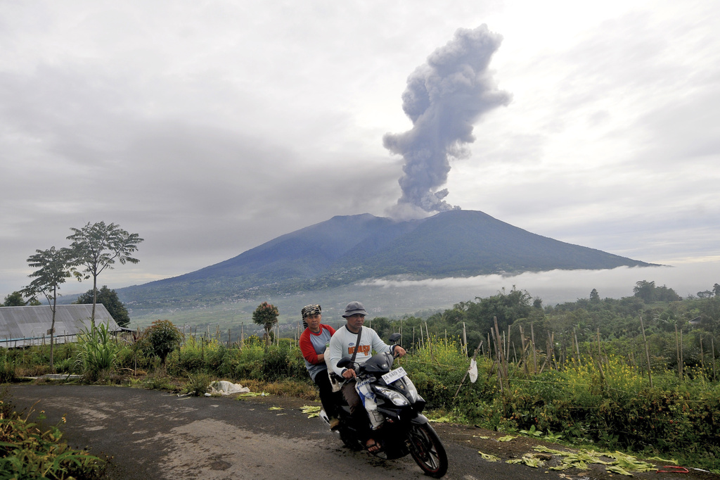 印尼火山爆發後發現11具遺體,還有12名攀山客下落不明