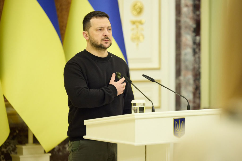 Volodymyr Zelenskyy presents housing certificates to Ukrainian soldiers