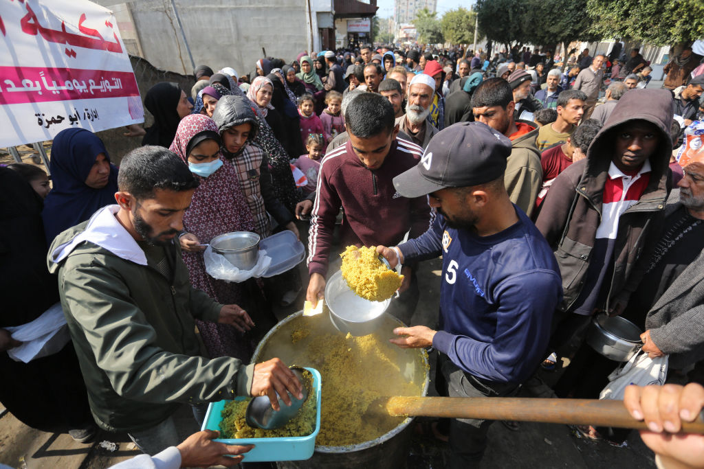 巴勒斯坦人在以色列對加沙的攻擊中苦苦尋找食物