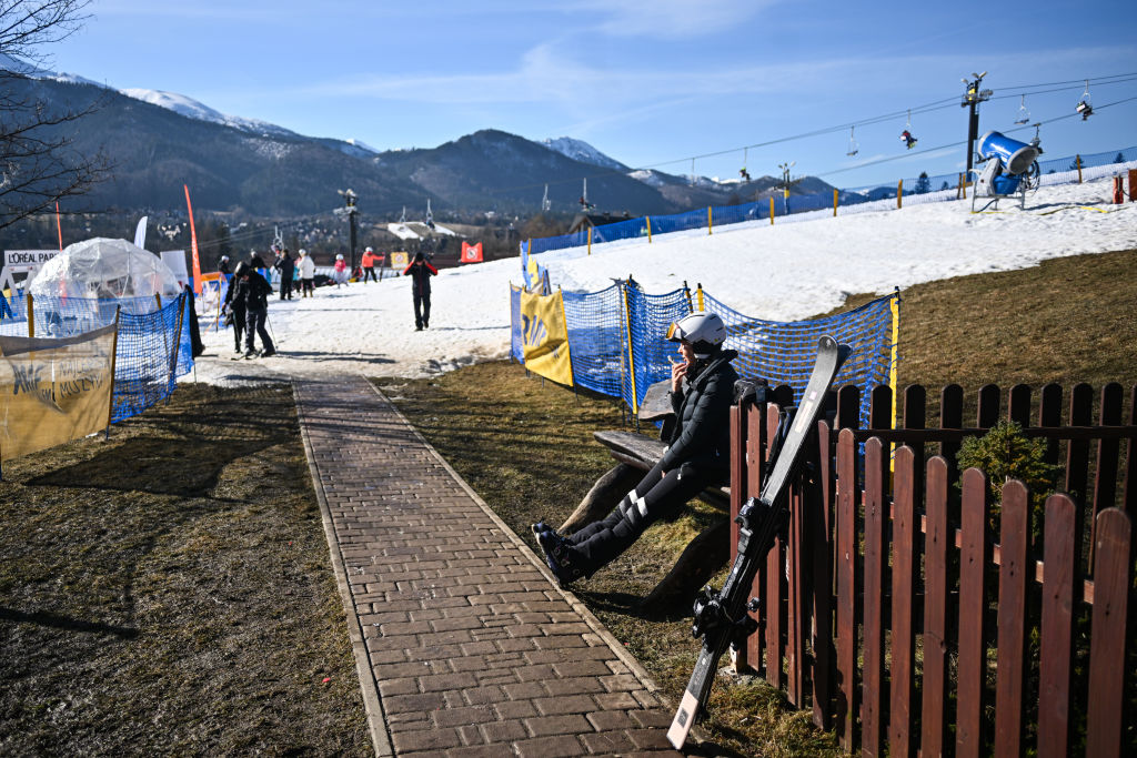 2024年2月16日,波蘭扎科帕內的滑雪道上,人們在異常高溫的一天準備練習。