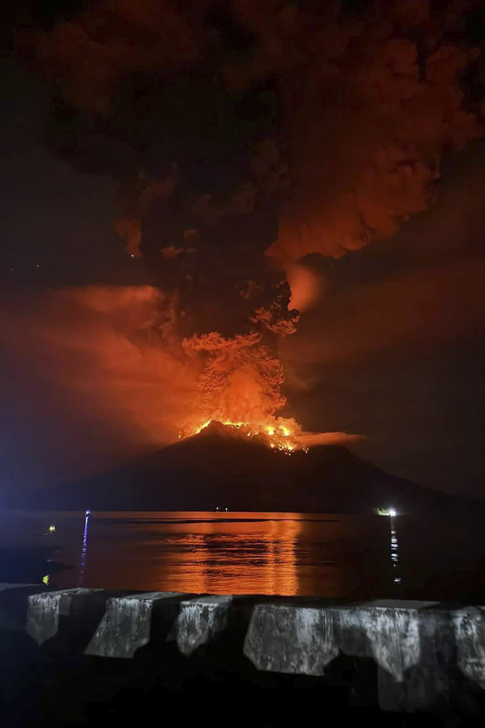 熾熱的熔岩在印尼桑吉群島的 Ruang 火山噴發時在火山口發光，2024 年 4 月 17 日星期三。