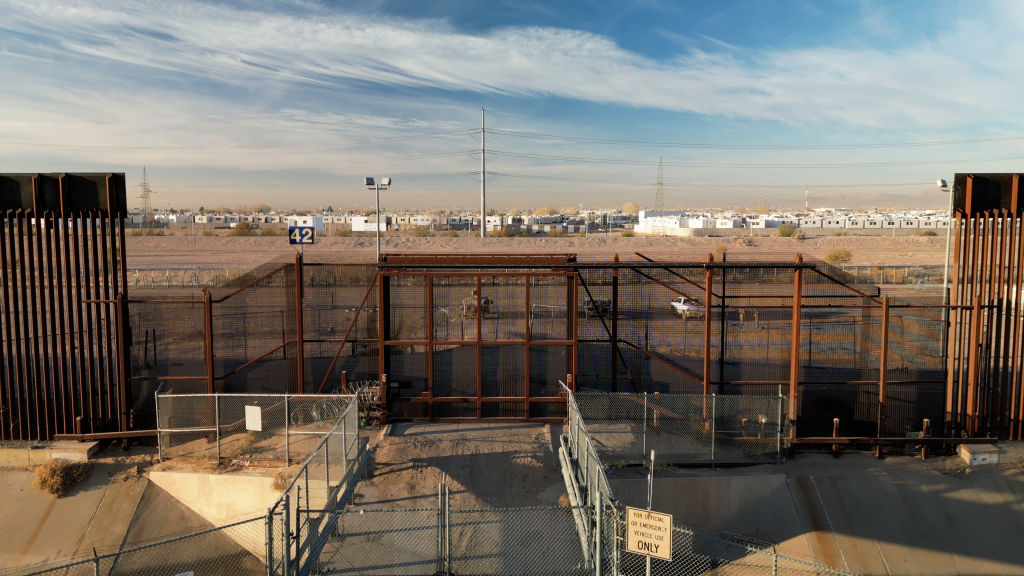 TOPSHOT-US-MEXICO-BORDER-IMMIGRATION