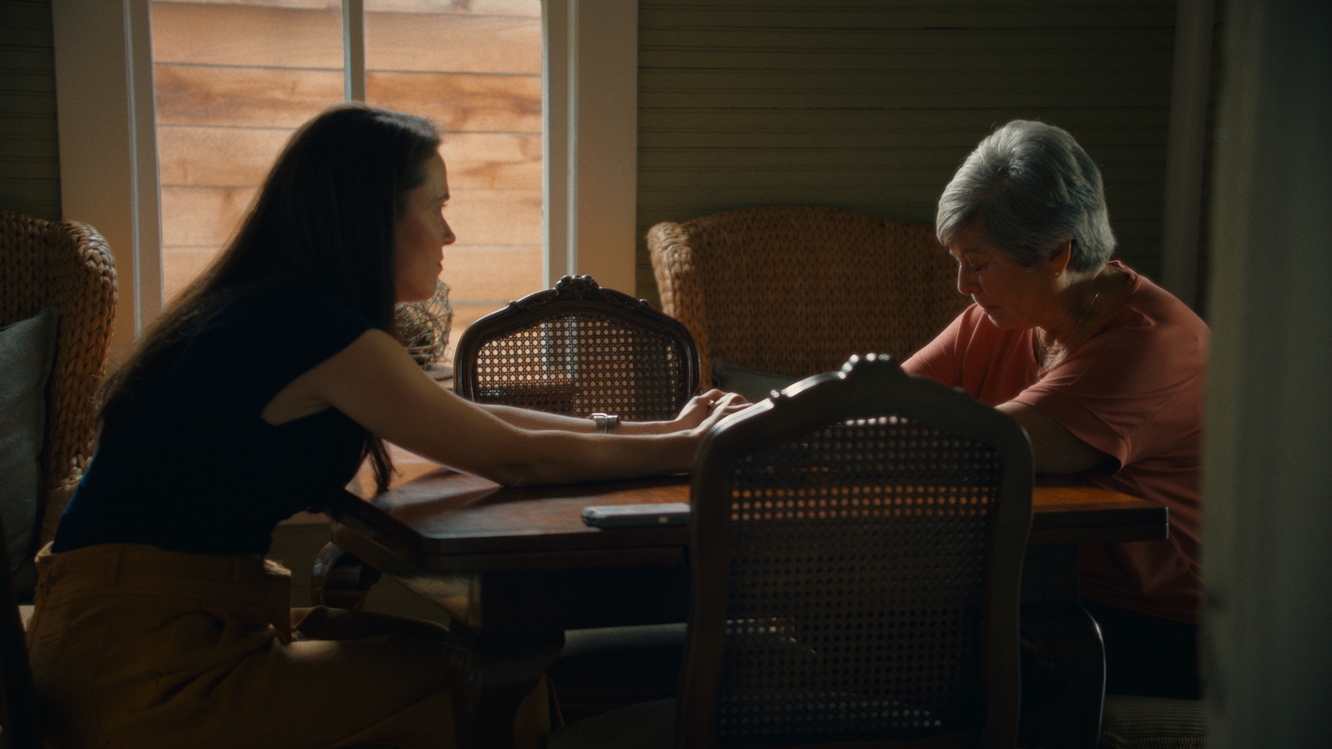 Sonora Thomas (左)——她的妹妹在優格店被槍殺——以及 Barbara Ayres-Wilson——她的兩個女兒在優格店被槍殺——在接受《The Yogurt Shop Murders》採訪後手牽手。