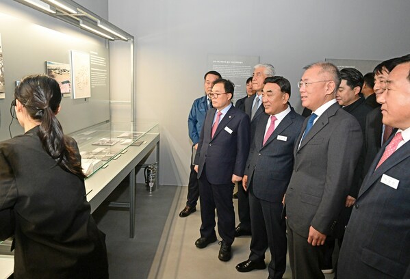(người thứ tám từ trái) Euisun Chung, Chủ tịch Điều hành của Hyundai Motor Group; 
  (người thứ sáu từ trái) Jaehoon Chang, Chủ tịch và CEO của Công ty Hyundai Motor;
  (người thứ bảy từ trái) Youngjin Jang, Thứ trưởng Bộ Thương mại, Công nghiệp và Năng lượng;
  (người thứ chín từ trái) Doo-gyeom Kim, Thị trưởng Thành phố Ulsan;
  (người thứ tư từ trái) Giorgetto Giugiaro, Nhà thiết kế Ô tô hiện đại huyền thoại;