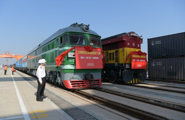 Hình ảnh cho thấy tàu hàng chở xe ô tô lắp ráp hoàn chỉnh của Jiangling Motors sắp khởi hành từ Nanchang đến Việt Nam.