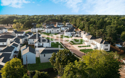 Hình ảnh từ trên không về các ngôi nhà trong cộng đồng Lakewood Manor mới xây, hiện đang cho thuê tại Lake Jackson, TX.
