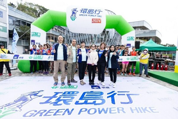 [from left to right] Mr. Ellis Ip, Council Member of The Hong Kong Association of Property Management Companies, Dr. Cheng Luk Ki, Director of Green Power, Ms. Orchis Li, Chairman of The Hong Kong Federation of Insurers, Ms. Diane Wong, Under Secretary for Environment and Ecology of the HKSAR Government, Ms. Sally Wan, Chief Executive Officer, AXA Greater China, Ms. Connie Siu, Activator (Environmental Education) of Green Power served as officiating guests for the 50km race’s kick-off ceremony.