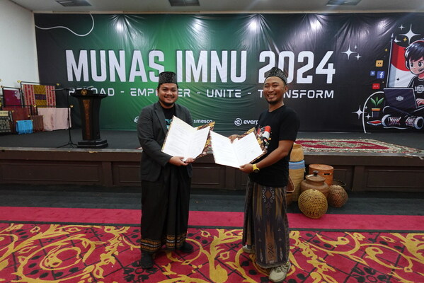 Azlan Indra, đồng sáng lập của Everpro, và Ustadz Fahmi Baihaqi, Chủ tịch của IMNU, chính thức hoá việc ký kết MOU tại Hội nghị Quốc gia IMNU 2024.