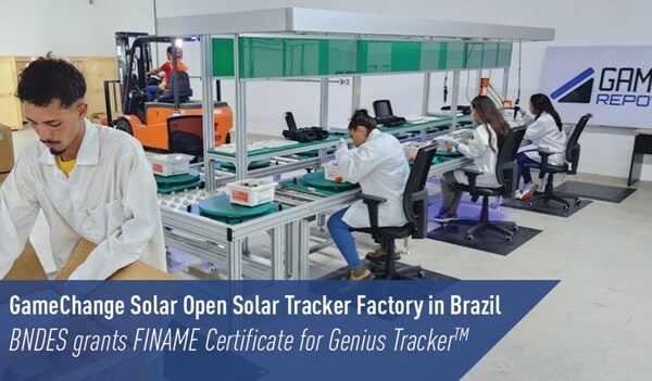 Công nhân nhà máy GameChange Solar Brazil lắp ráp các thành phần của Genius Tracker(TM)