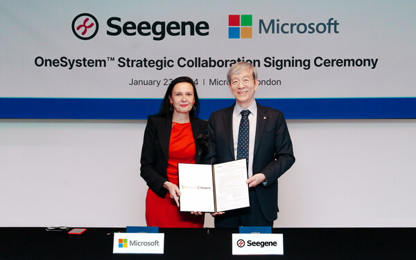 Bà Elena Bonfiglioli, Tổng Giám đốc Phụ trách Y tế và Khoa học Sự sống của Microsoft, bên trái, và Tiến sĩ Jong-yoon Chun, CEO và người sáng lập Seegene, chụp ảnh trong lễ ký kết hợp tác chiến lược SG OneSystemTM giữa Seegene và Microsoft tại London, Anh Quốc, ngày 23 tháng 1.