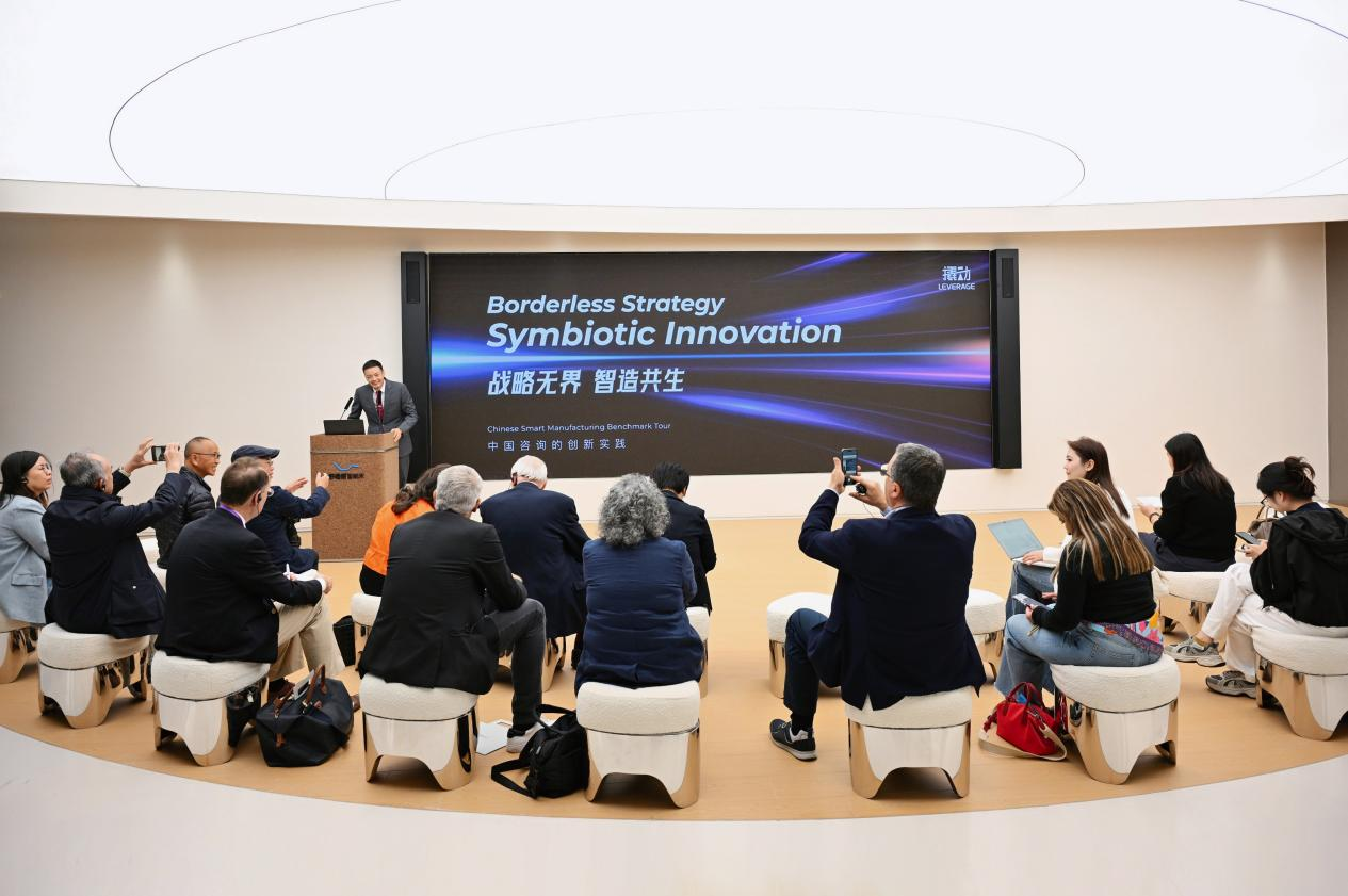 Rongjun Yao, Người s&aacute;ng lập v&agrave; Chủ tịch của Leverage Consulting, đang ph&aacute;t biểu ch&iacute;nh