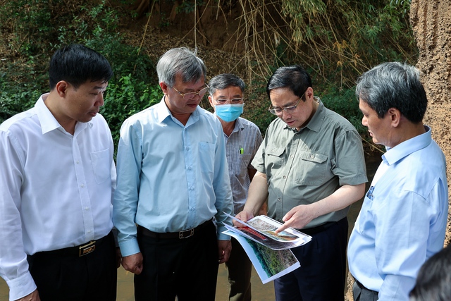 Thủ tướng trao đổi với lãnh đạo 2 tỉnh Đồng Nai, Bình Phước tại khu vực suối Mã Đà khi khảo sát quy hoạch, hướng tuyến một số tuyến giao thông trọng điểm ngày 20/3/2022. Ảnh: VGP