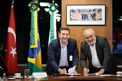 Ông Orhan Remzi Karadeniz, Giám đốc điều hành của Karpowership, và ông Jean Paul Prates, Giám đốc điều hành của Petrobras, chính thức hóa liên doanh chung