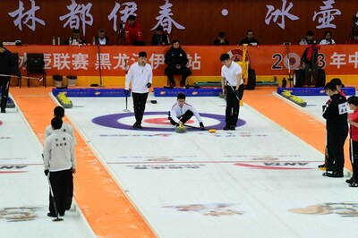 Các vận động viên thi đấu tại Giải đấu Curling Trung Quốc ở Yichun, tỉnh Hắc Long Giang, đông bắc Trung Quốc vào ngày 9 tháng 9 năm 2023.