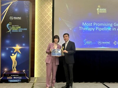 Bà Tiến sĩ Michelle Chen, Giám đốc điều hành và COO của Biosyngen, nhận giải thưởng thay mặt Biosyngen