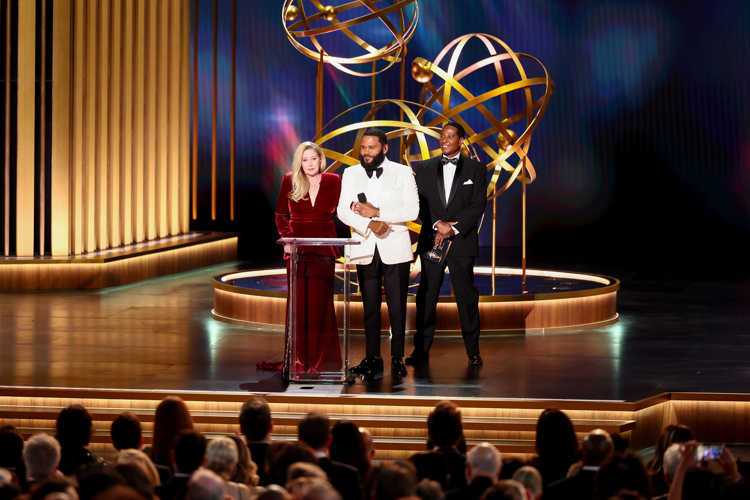 Christina Applegate và Anthony Anderson tại lễ trao giải Primetime Emmy lần thứ 75 ở Los Angeles, vào ngày 15 tháng 1 năm 2024