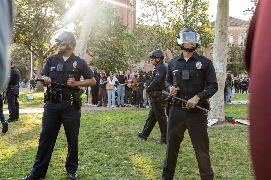 Cảnh sát tại Los Angeles can thiệp chống lại những người biểu tình ủng hộ Palestine