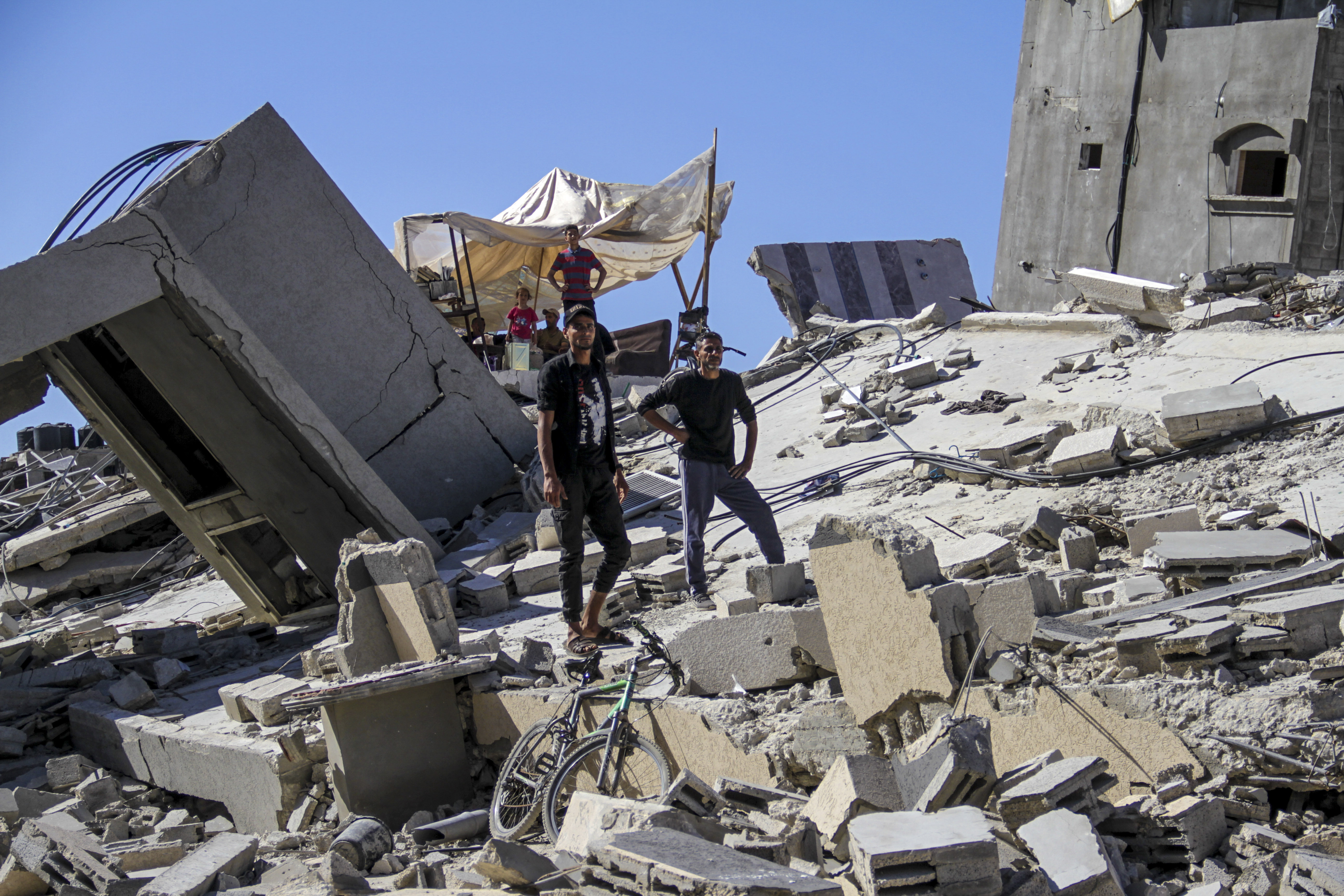 Những mồ tập thể hàng trăm thi thể được phát hiện ở Dải Gaza khiến cảnh báo vang lên